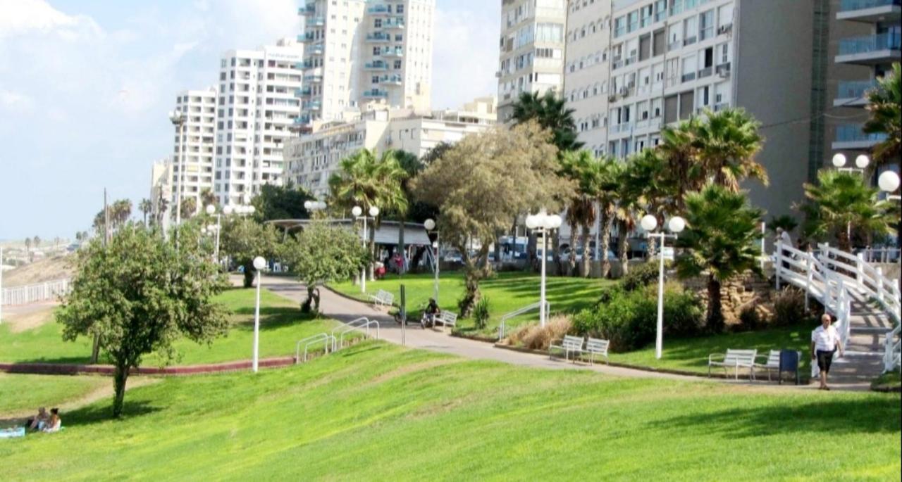 612 Apartment On The Beach Бат-Ям Экстерьер фото