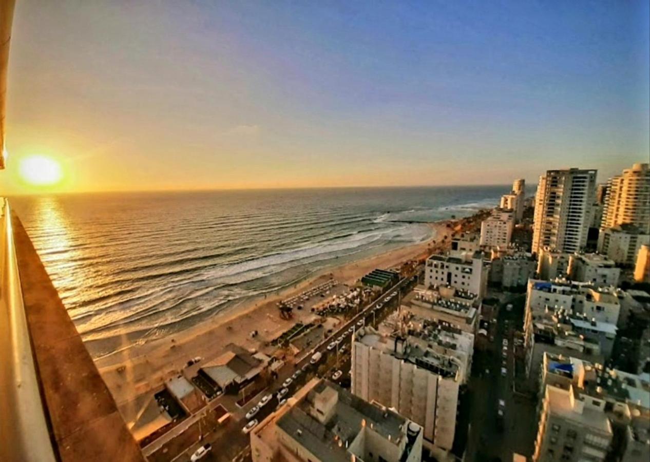 612 Apartment On The Beach Бат-Ям Экстерьер фото